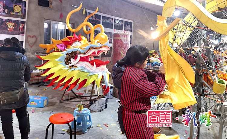 牛年彩燈《龍騰四?！反笮椭黝}彩燈車間制作現(xiàn)場